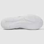 underside av hvite Nfinity Vengeance cheer sko med godt gre