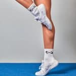 hvite Nfinity Vengeance cheer sko på føtter på cheermatte